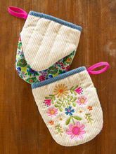 Load image into Gallery viewer, Embroidered Mini Oven Mitt Set
