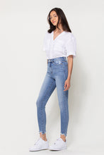 Load image into Gallery viewer, Curvy Calese High Rise Jeans
