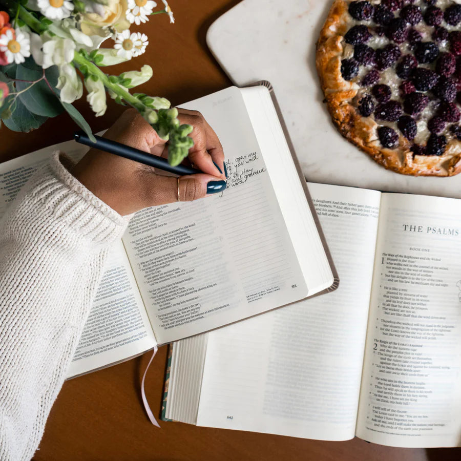 NLT Marlo Bible