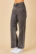 Load image into Gallery viewer, Betty Frayed Hem Jeans
